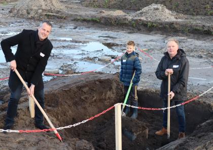 drie personen graven