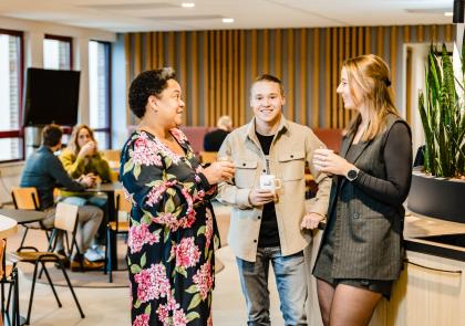 Drie medewerkers in werkcafé