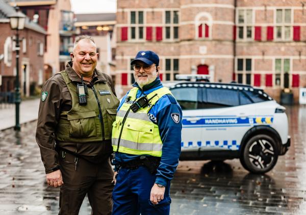 Twee handhavers voor auto Handhaving